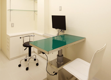 白を基調とした機能的な診察室となっています。<br />モニターでは、レントゲンの画像をオーナー様にもその場で確認していただくことができます。